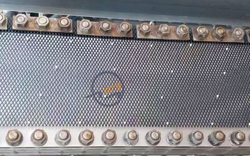 Titanium anode mesh for electrolyzing seawater to chlorine